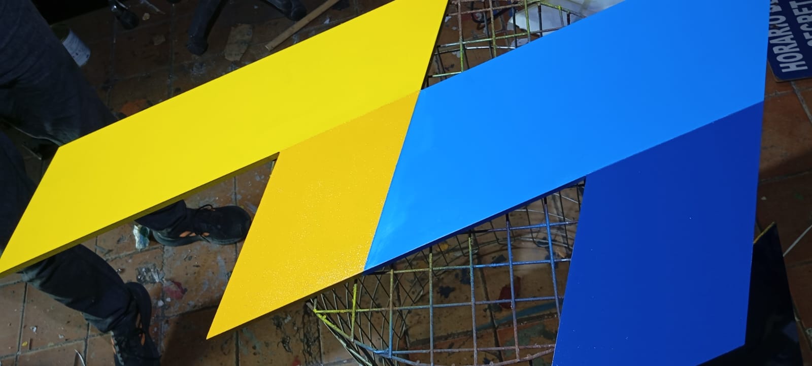 Letras caixa em metal